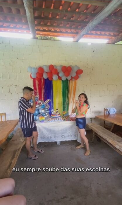 Madre dando unas tiernas palabras a su hijo frente a una mesa de dulces durante una fiesta 