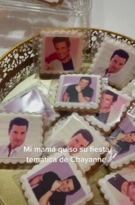 Captura de pantalla que muestra galletas con la cara de Chayanne 