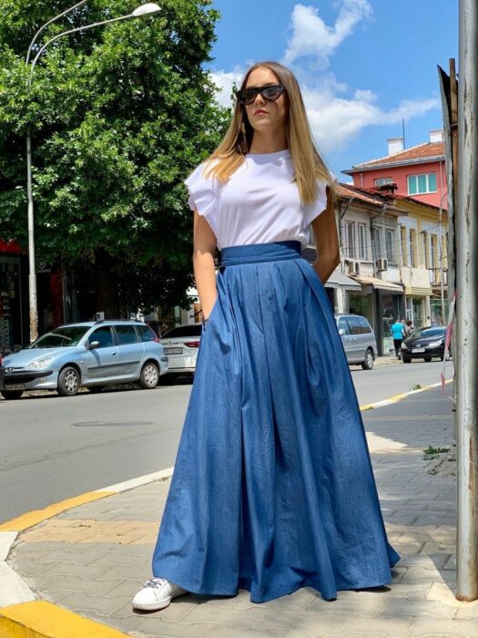 Chica usando un outfit de falda de mezclilla 