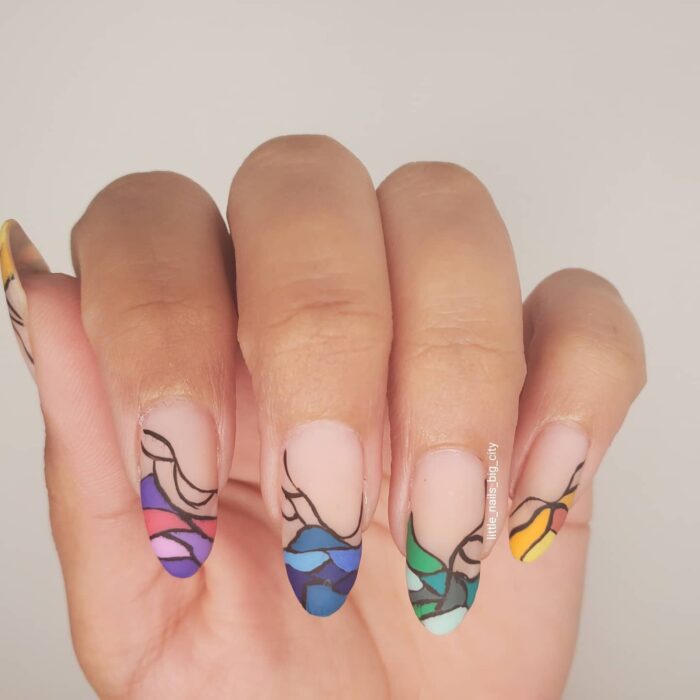 manicura colores pastel ;ideas para llevar uñas estilo vitral