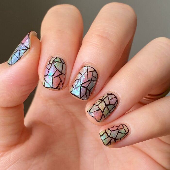 manicura pastel ;ideas para llevar uñas estilo vitral