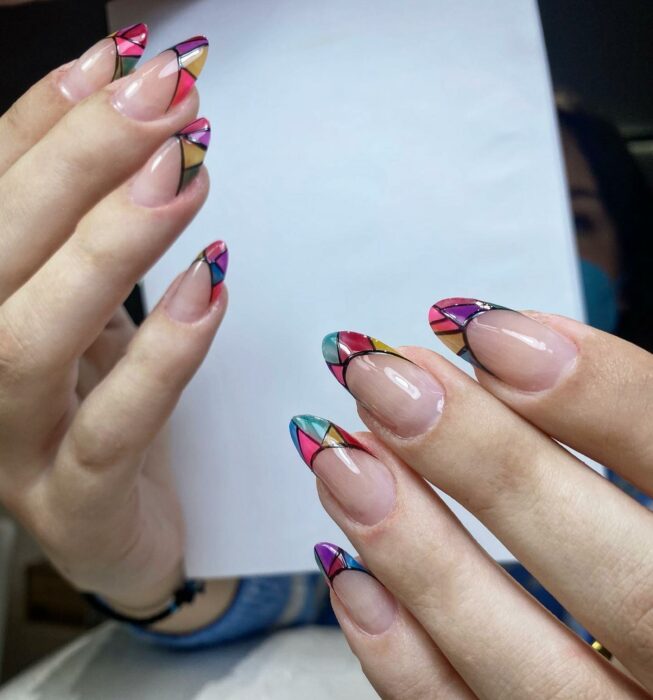 manicura estilo francés ;ideas para llevar uñas estilo vitral