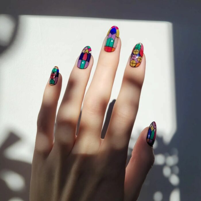 uñas colores fluorescentes ;ideas para llevar uñas estilo vitral