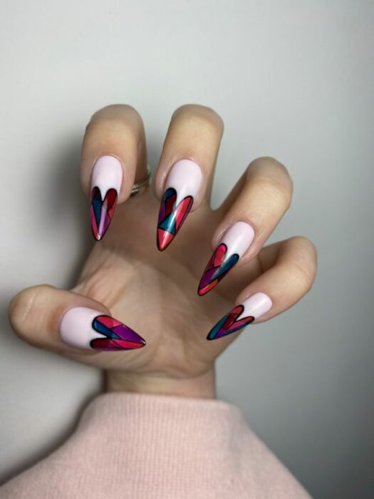 Uñas corazón ;ideas para llevar uñas estilo vitral