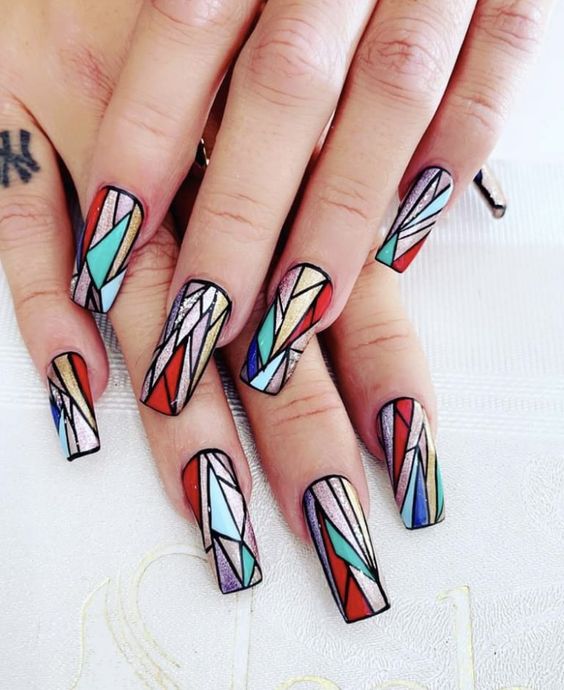 uñas colores con líneas oscuras ;ideas para llevar uñas estilo vitral