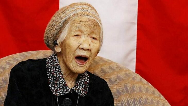 Fotografía de la japonesa Kane Tanaka a sus 119 años de edad 