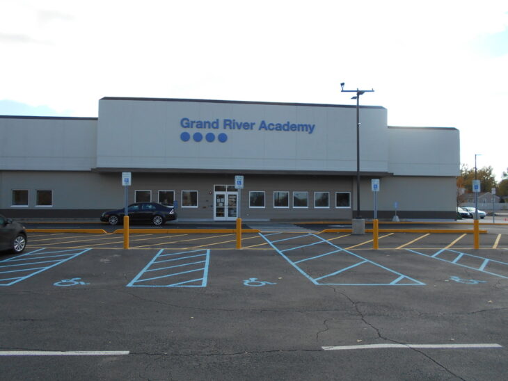 Fachada del Grand River Academy en Michigan, Estados Unidos 
