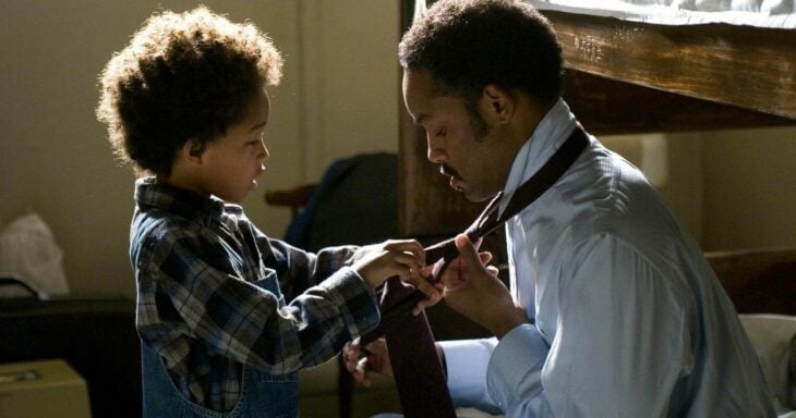 Escena de la película En Busca de la Felicidad en la que el hijo de Will Smith le hace la corbata 