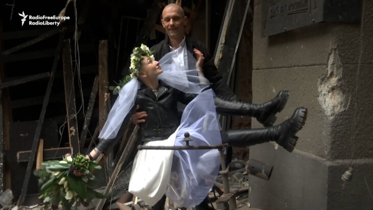 sesión de fotos de la pareja ucraniana que se caso en medio de la guerra con Rusia 