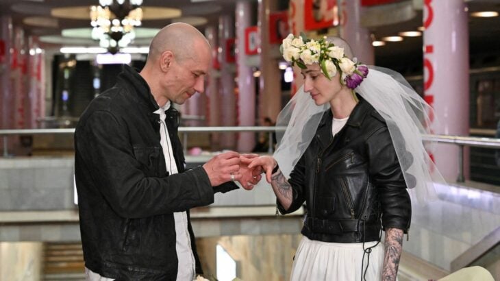 Hombre poniendo el anillo a su esposa en una sesión de fotos en Ucrania 