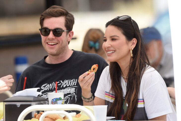 Olivia Munn y John Mulaney 