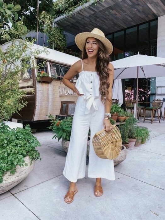 white blanket suit; 15 Ideas to wear your favorite hat 