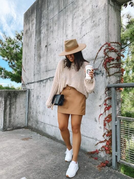 beige short skirt; 15 Ideas to wear your favorite hat 