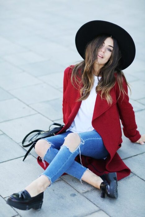 red jacket; 15 Ideas to wear your favorite hat 