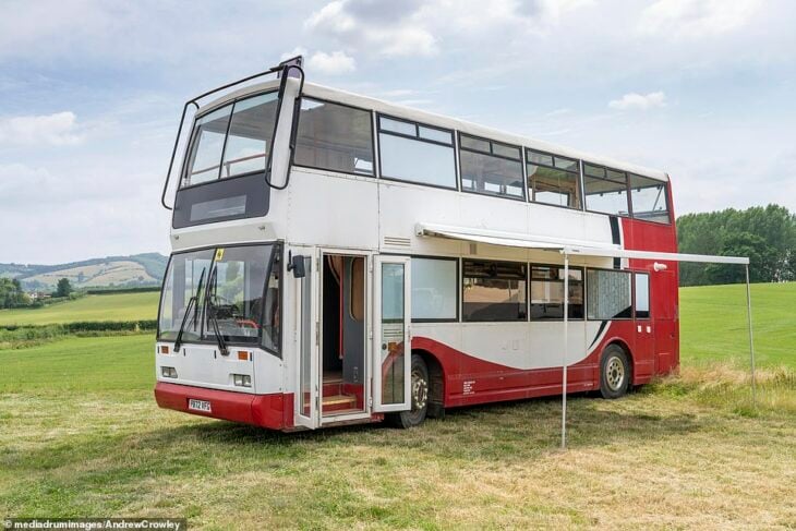 Autobús de dos pisos convertido en una casa sobre ruedas 