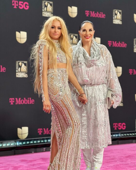 Paulina Rubio y Susana Dosamantes posando en una alfombra roja de Univisión 