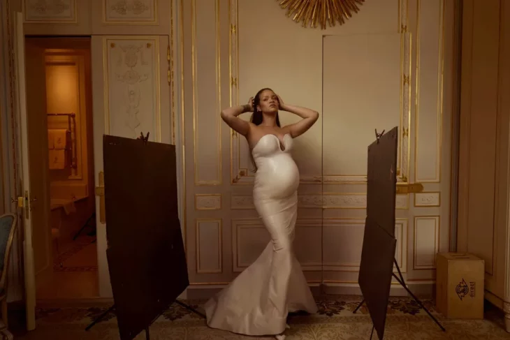 Rihanna posando con un vestido blanco embarazada 