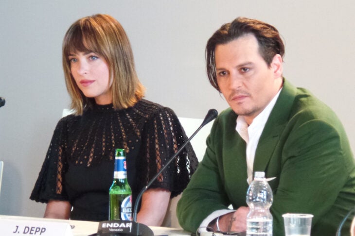 Dakota Johnson y Johnny Depp en la rueda de prensa de la película Pacto Criminal, en la edición 72 del Festival de Cine de Venecia realizada en 2015.