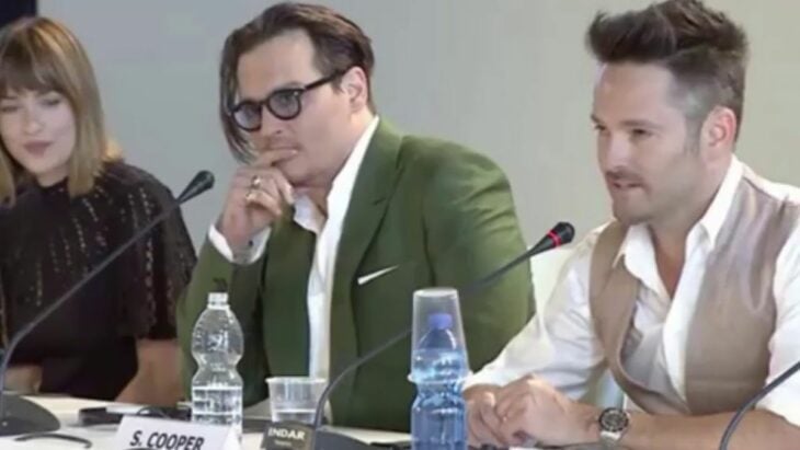 Dakota Johnson a lado del actor Johnny Depp durante una rueda de prensa en 2015