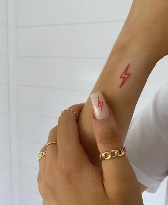 Lightning; 15 pink ink tattoos that will highlight your sensuality