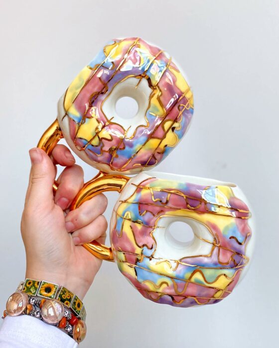 Donas de colores; Artista crea tazas en forma de donas y son tan lindas que se antoja morderlas