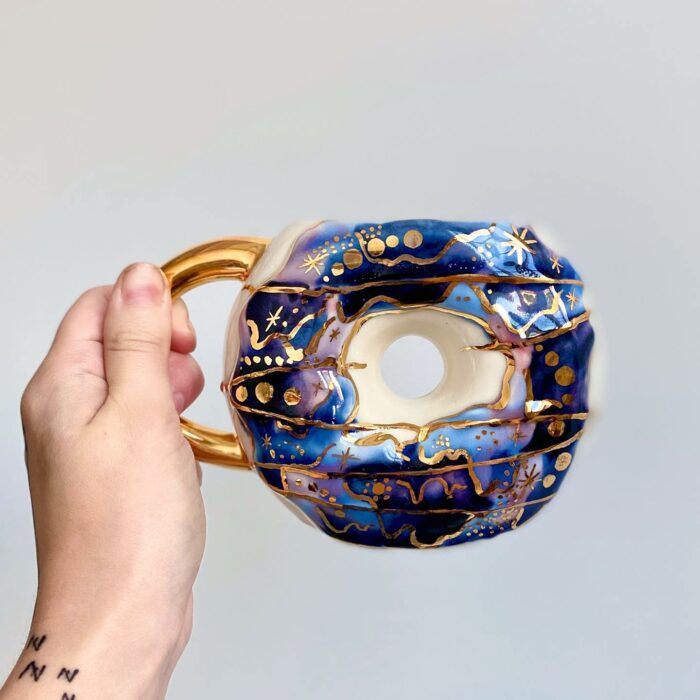 dona azul profundo; Artista crea tazas en forma de donas y son tan lindas que se antoja morderlas