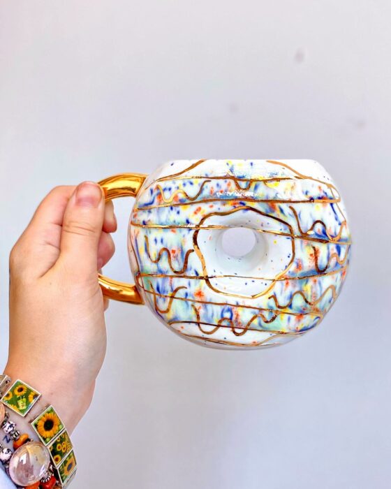 dona blanca con puntos de colores; Artista crea tazas en forma de donas y son tan lindas que se antoja morderlas