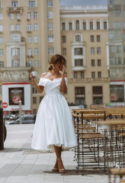 Chica usando un vestido de color blanco para boda civil 
