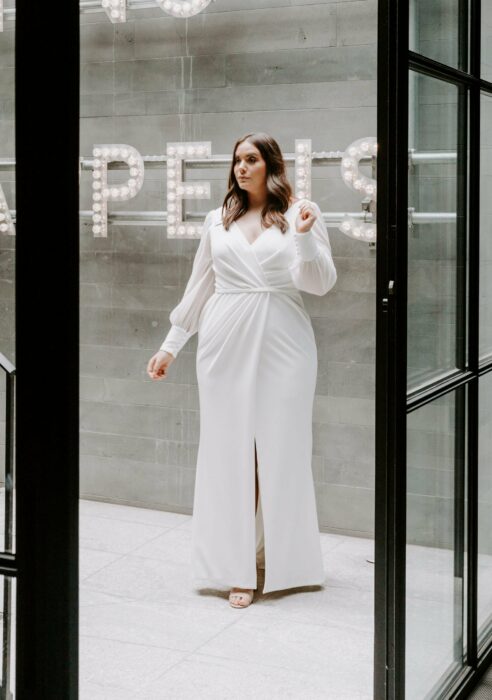 Chica usando un vestido de color blanco para boda civil 