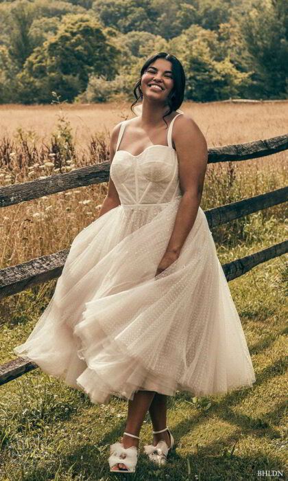 Chica usando un vestido de color blanco para boda civil 