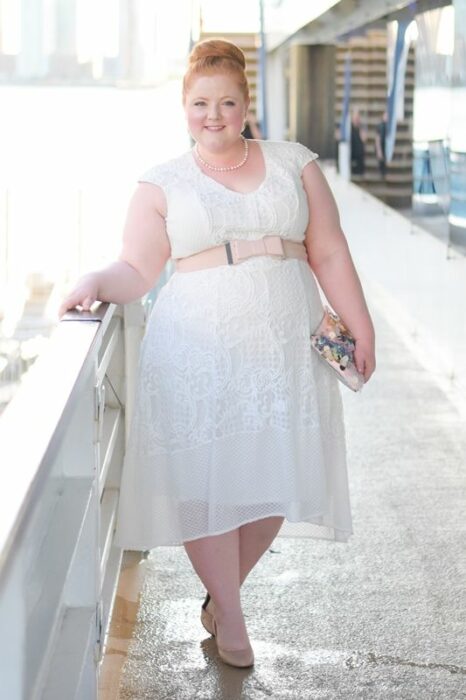 Chica usando un vestido de color blanco para boda civil 