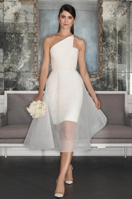 Chica usando un vestido de color blanco para boda civil 
