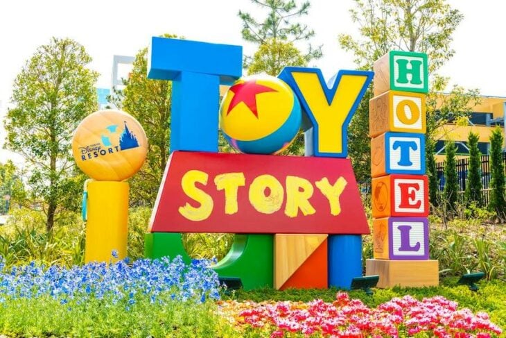Fotografía que muestra el letrero del Hotel de Toy Story en Tokio
