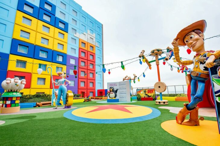 Área de juegos con Woody, Bo Peep en el Toy Story Hotel en Tokio