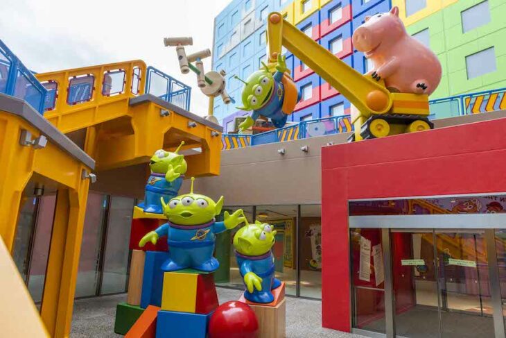 Hamm recogiendo a los marcianos con una grúa en el Toy Story Hoten en Tokio