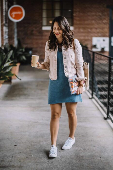 14 Outfits that combine denim jacket with dresses