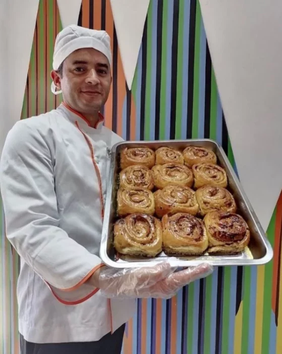 José Campos mostrando una charola de pan