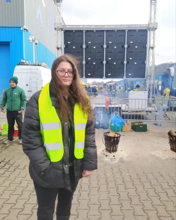 Oliwia Dabrowska como voluntaria en la frontera de Polonia con Ucrania