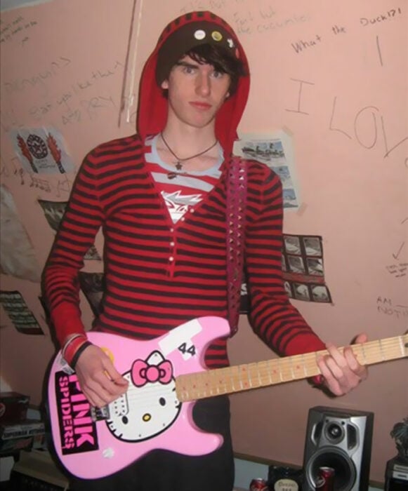 Chico con guitarra de Hello Kitty