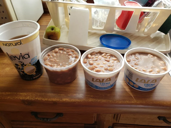 Contenedores de crema y yogurt con frijoles