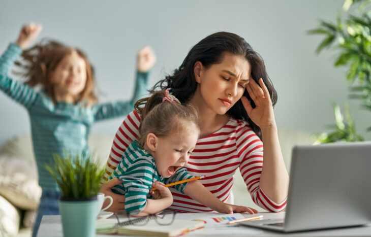 Mamá cuidando a sus hijos