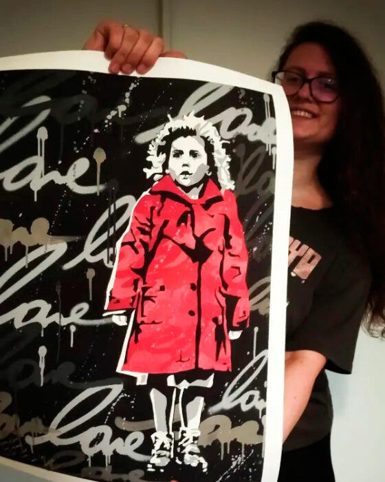 Oliwia Dabrowska mostrando póster de su personaje La lista de Schindler 