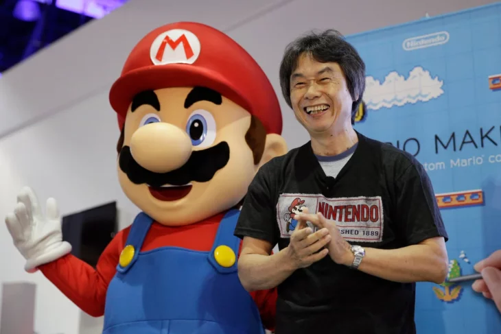 Shigeru Miyamoto junto a botarga de Mario Bros