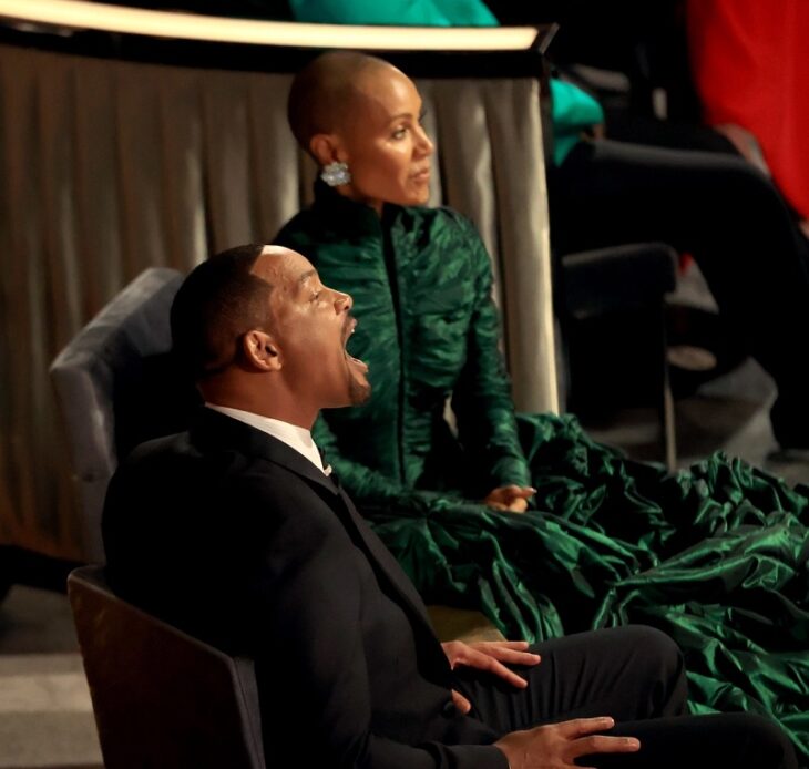 Jada Pinkett Smith al lado de Will Smith gritando a Chriss Rock en los Óscar 2022
