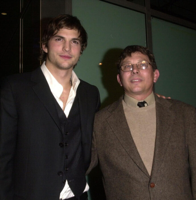 Ashton Kutcher con Larry Kutcher en el estreno de una película, 2003