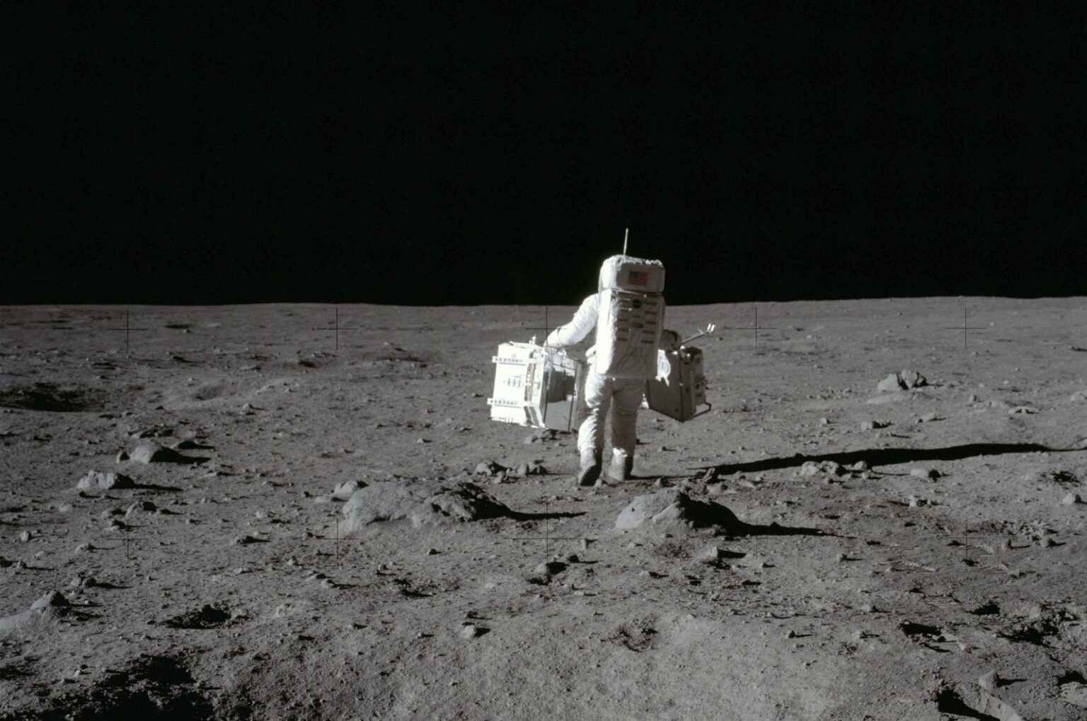 Человек который впервые оказался на поверхности луны. Аполлон 11 на Луне. Место прилунения Аполлона 11. Аполлон-11 фото. Ракета Аполлон 11.