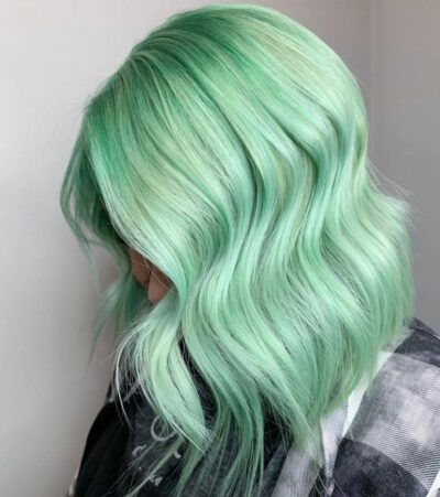 mujer cabello corto en tonalidad verde menta 