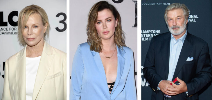 Ireland Baldwin entre las fotografías de sus padres Kim Basinger y Alec Baldwin