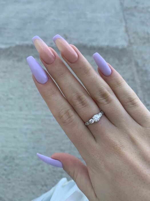 uñas acrílicas en color lila con dos uñas en color rosita 