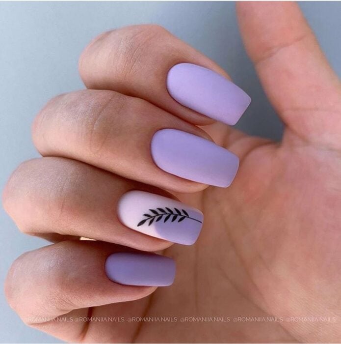 mano con uñas en color lila 